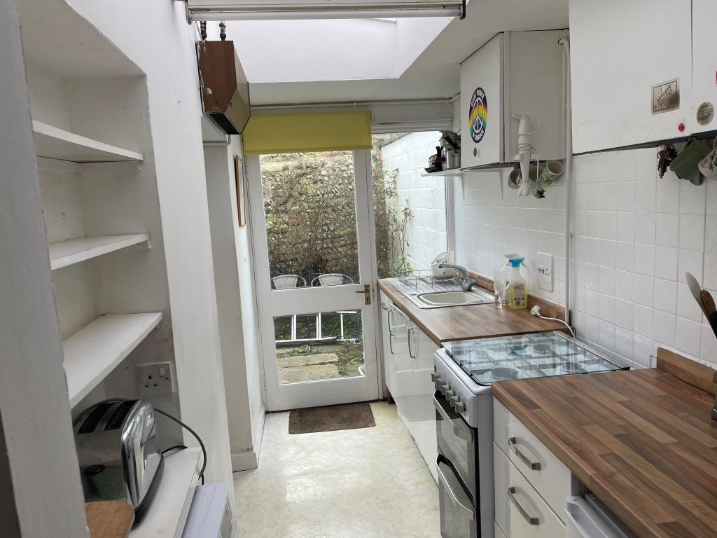 Lot: 54 - THREE-BEDROOM COTTAGE IN CENTRAL BRIGHTON IN NEED OF UPDATING -